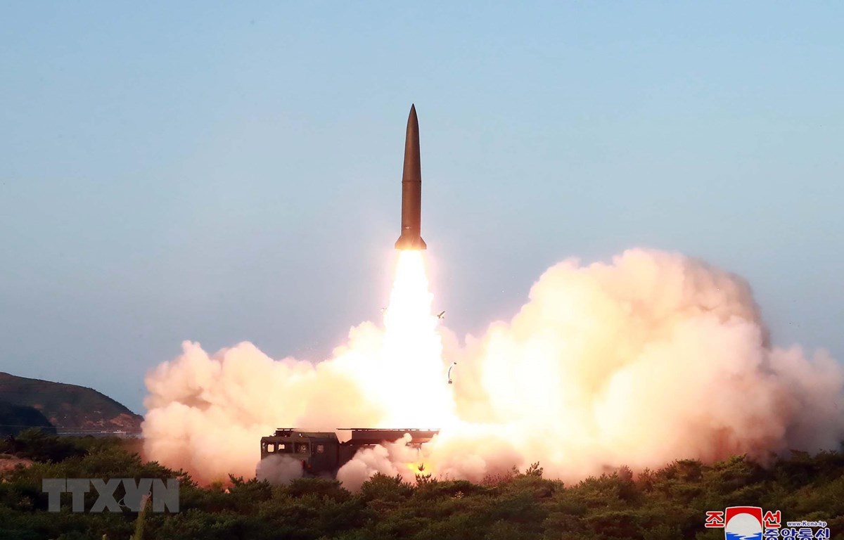 (Ảnh do Hãng thông tấn KCNA của Triều Tiên đăng phát ngày 26/7/2019): Một vụ thử tên lửa đạn đạo của Triều Tiên tại khu vực gần thị trấn biển Wonsan ngày 25/7/2019. (Ảnh: AFP/TTXVN)