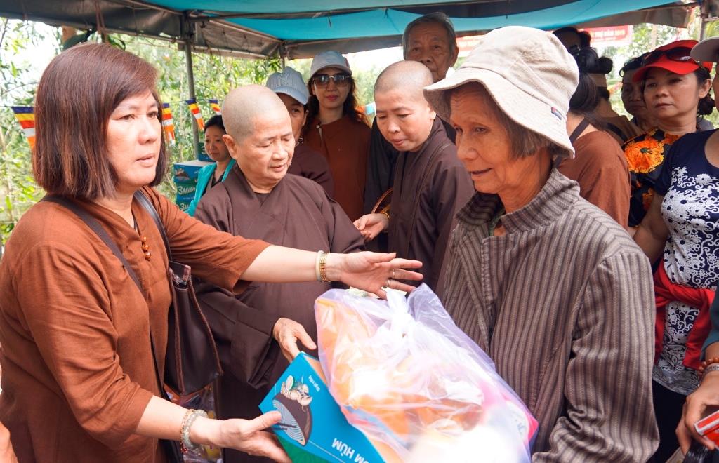 Inauguration of Go Co Do Bridge Giving gifts to poor difficulty households in Tan Thanh commune