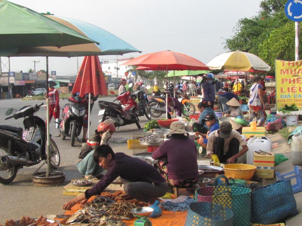 Chợ tự phát đường vào KCN Hải Sơn xã Đức Hòa Hạ, huyện D(ức Hòa