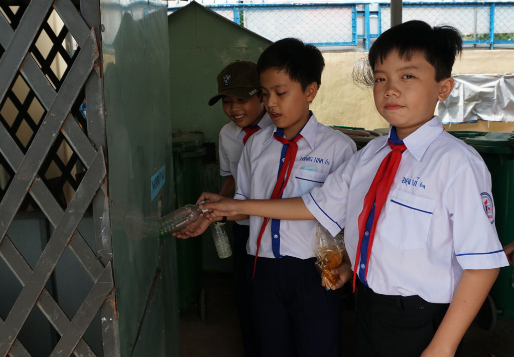 Nói không với rác thải nhựa Tuyên truyền trong học sinh ý thức hạn chế rác thải nhựa, tiến đến nói không với chúng. (Trong ảnh: Học sinh Trường THCS Thống Nhất, TP.Tân An tham gia mô hình Ngôi nhà kế hoạch nhỏ)