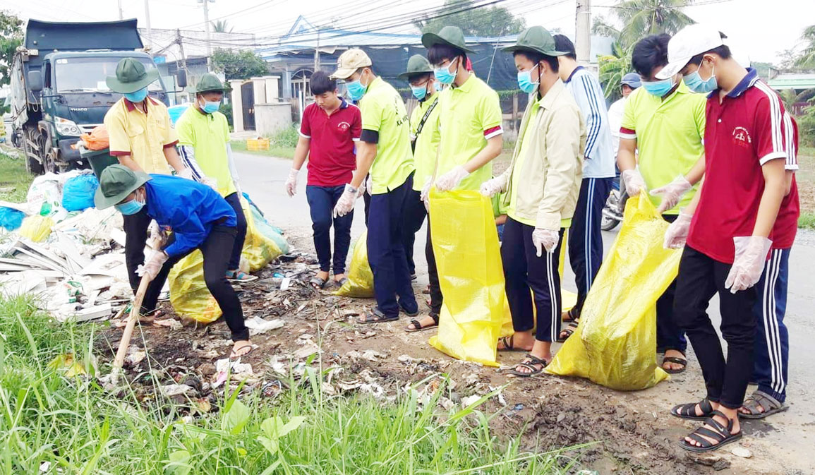 Đoàn xã Phước Lợi cùng Câu lạc bộ Môi trường ra quân dọn vệ sinh trên Đường tỉnh 835