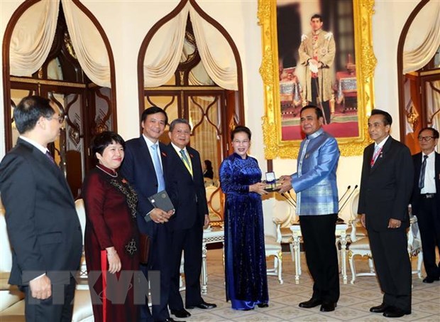 Chủ tịch Quốc hội Nguyễn Thị Kim Ngân và Thủ tướng Thái Lan Prayut Chan-o-cha trao đổi quà lưu niệm. (Ảnh: Trọng Đức/TTXVN)