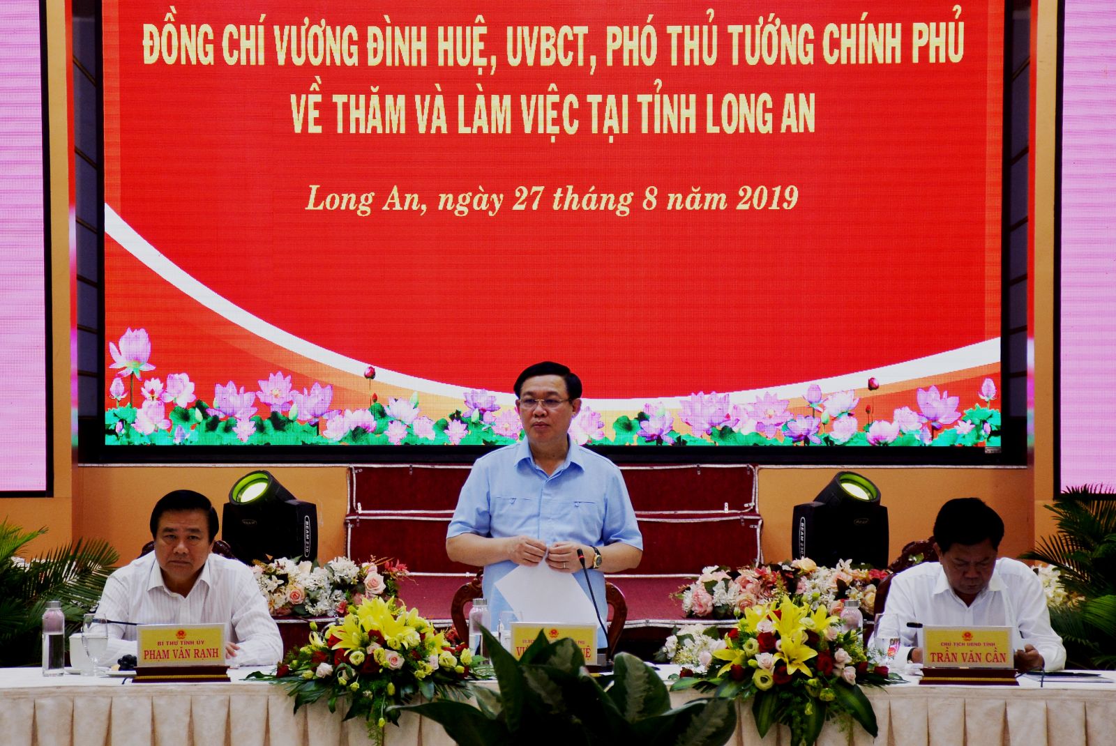 Deputy PM - Vuong Dinh Hue works with the leader of Long An province