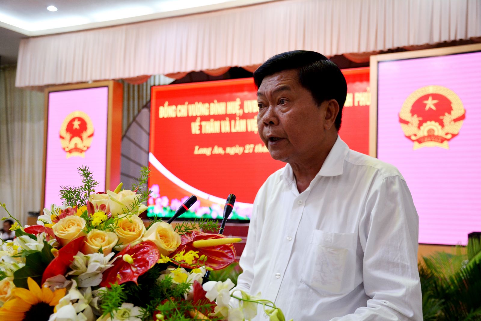 Chairman of the Provincial People's Committee - Tran Van Can raises many recommendations to the Deputy Prime Minister - Vuong Dinh Hue