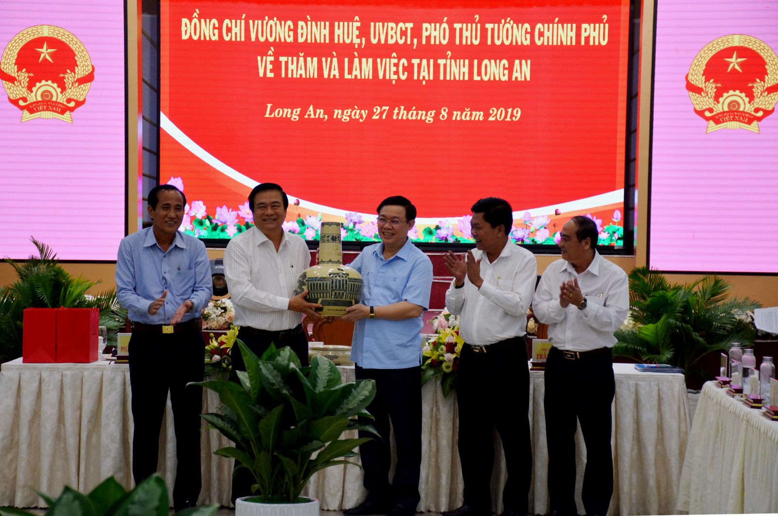 Deputy PM - Vuong Dinh Hue presents a souvenir gift to the leader of Long An province