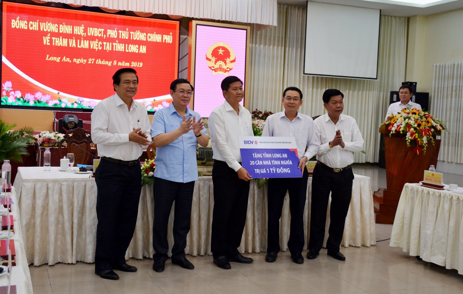 Joint Stock Commercial Bank for Investment and Development of Vietnam (BIDV) has awarded Long An province 20 gratitude houses of worth 1 billion VND