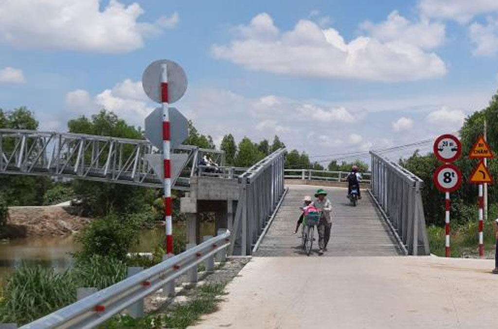 Cầu qua kênh Bo Bo (ấp 3) đã chính thức đưa vào sử dụng. Ảnh học sinh đi học qua cầu Bo Bo(không còn phải qua đò như trước đây).