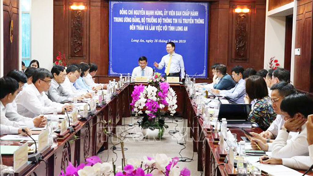 Đồng chí Nguyễn Mạnh Hùng, Ủy viên Ban Chấp hành Trung ương Đảng, Bộ trưởng Bộ Thông tin và Truyền thông đến thăm và làm việc với tỉnh Long An