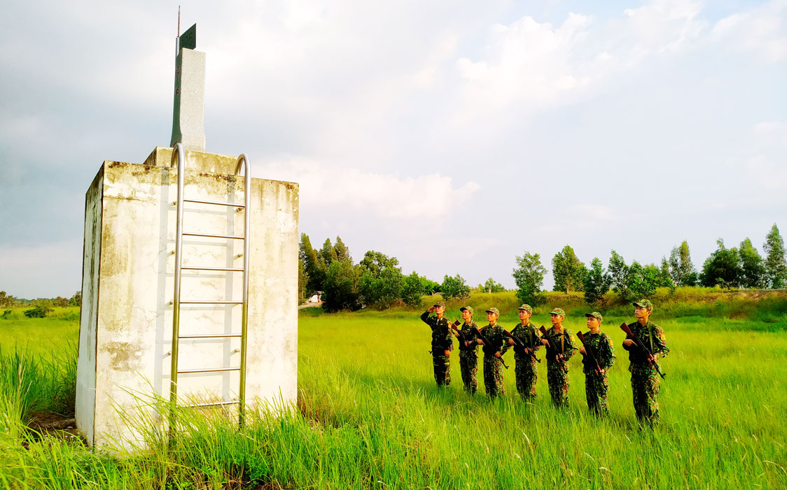 Cán bộ, chiến sĩ Đồn biên phòng Thuận Bình tuần tra bảo vệ biên giới