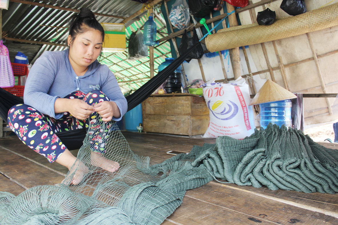 Những năm trở lại đây mực nước lũ ngày càng thấp, cuộc sống người dân sống bằng nghề câu lưới cũng ngày càng bấp bênh hơn