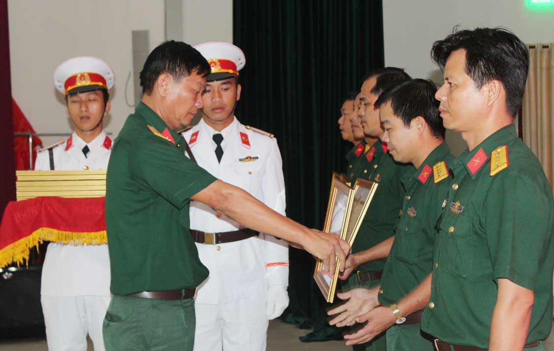  Đại tá Nguyễn Tấn Đảo - Phó Chính ủy Bộ CHQS tỉnh trao giấy khen cho các tập thể, cá nhân thực hiện tốt Nghị định 26