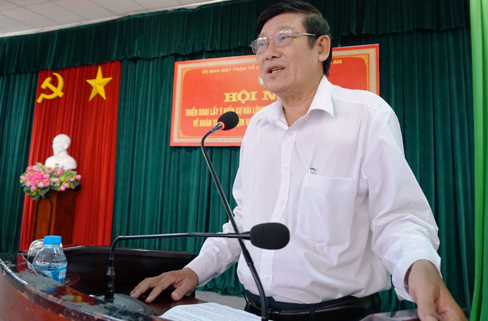 Vice Chairman of the People's Committee of Tan An City - Huynh Van Nhin asked people distributing survey form to work objectively and accurately to help the city complete the task of new-style rural construction.