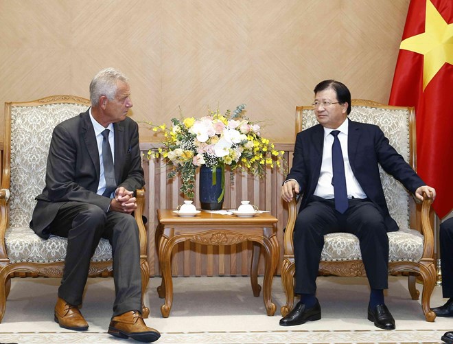 Vietnam welcomes German investment in renewable energy: Deputy PM Deputy Prime Minister Trinh Dinh Dung (R) receives German Deputy Ambassador to Vietnam Bjorn Koslowski in Hanoi on August 28 (Photo: VNA)