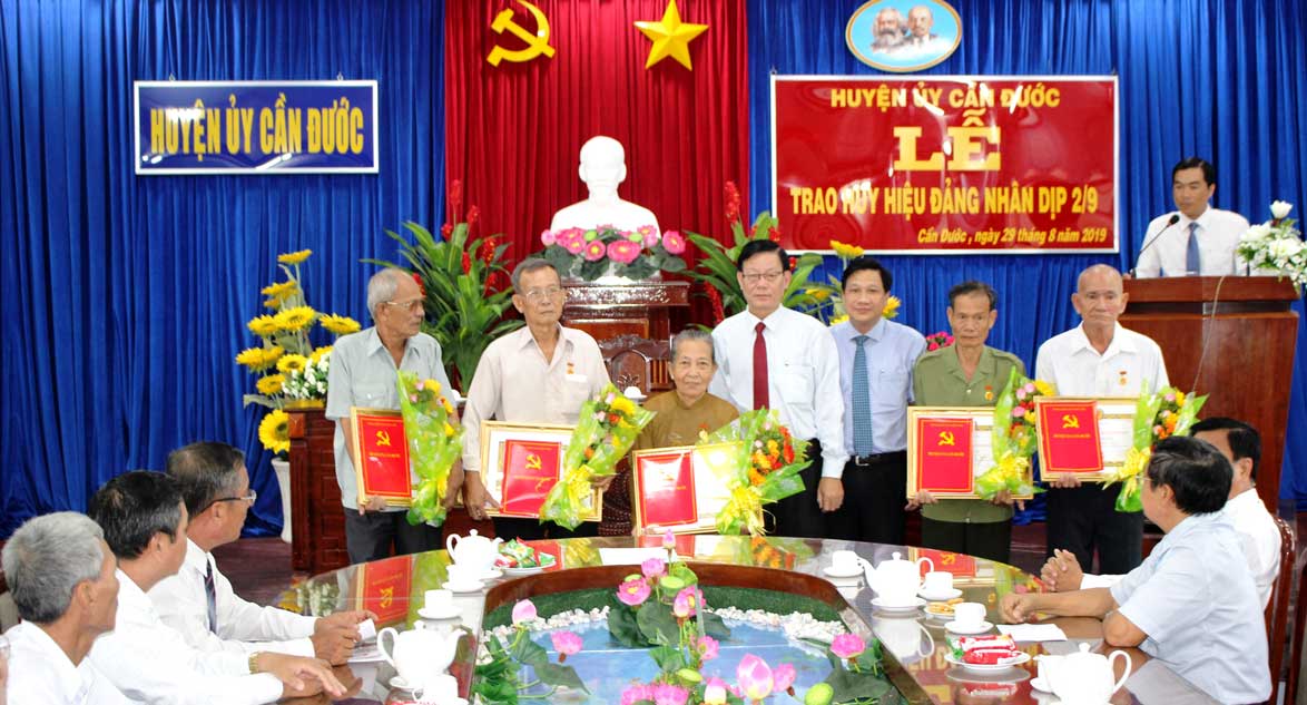 Lãnh đạo Huyện ủy Cần Đước trao huy hiệu Đảng cho các đảng viên