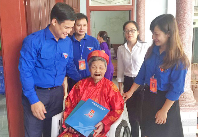 Đoàn viên, thanh niên thăm Mẹ Việt Nam Anh hùng Nguyễn Thị Cứu (97 tuổi, tại thôn Gốc Vải, xã Minh Quang, huyện Ba Vì, TP.Hà Nội) có 2 con trai hy sinh tại chiến trường Long An năm 1968 và chiến trường biên giới Tây Nam năm 1978