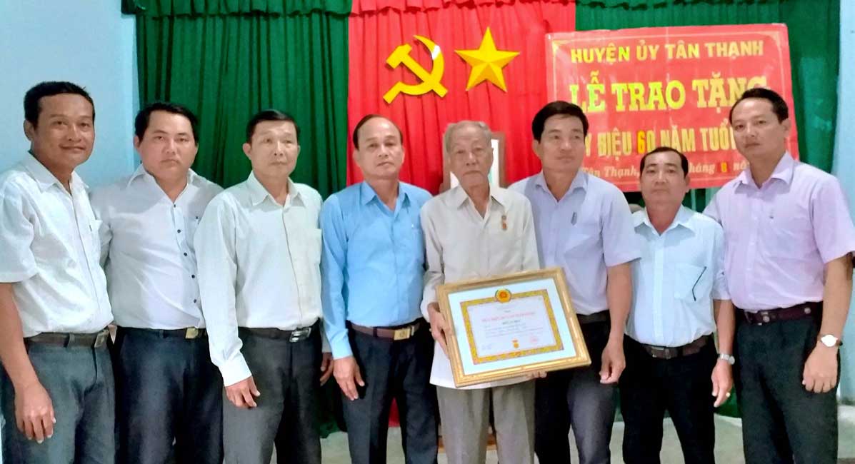 Trao huy hiệu 60 tuổi đảng cho đảng viên Bùi Văn Đèo