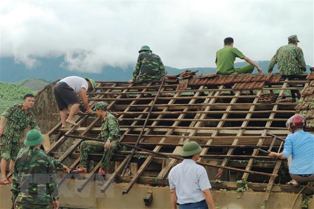 Tỉnh Hà Tĩnh đã huy động lực lượng tại chỗ, tập trung nhân lực, vật lực khẩn trương khắc phục hậu quả của bão số 4, sớm ổn định đời sống của người dân.