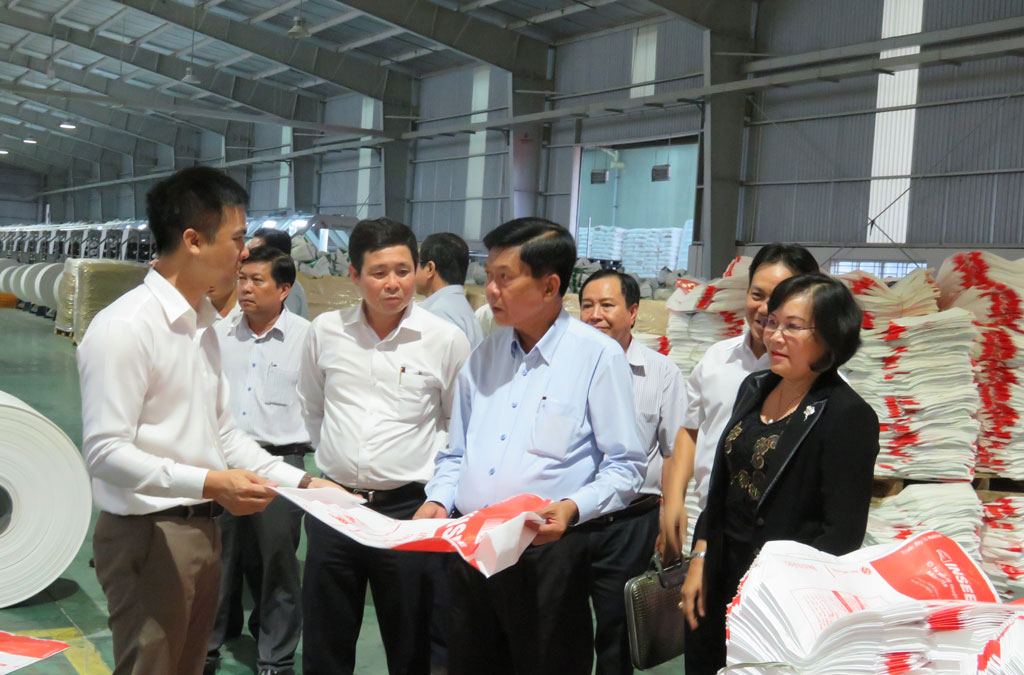 Chủ tịch UBND tỉnh - Trần Văn Cần đến thăm và tìm hiểu hoạt động sản xuất của doanh nghiệp tại Cụm công nghiệp Lợi Bình Nhơn