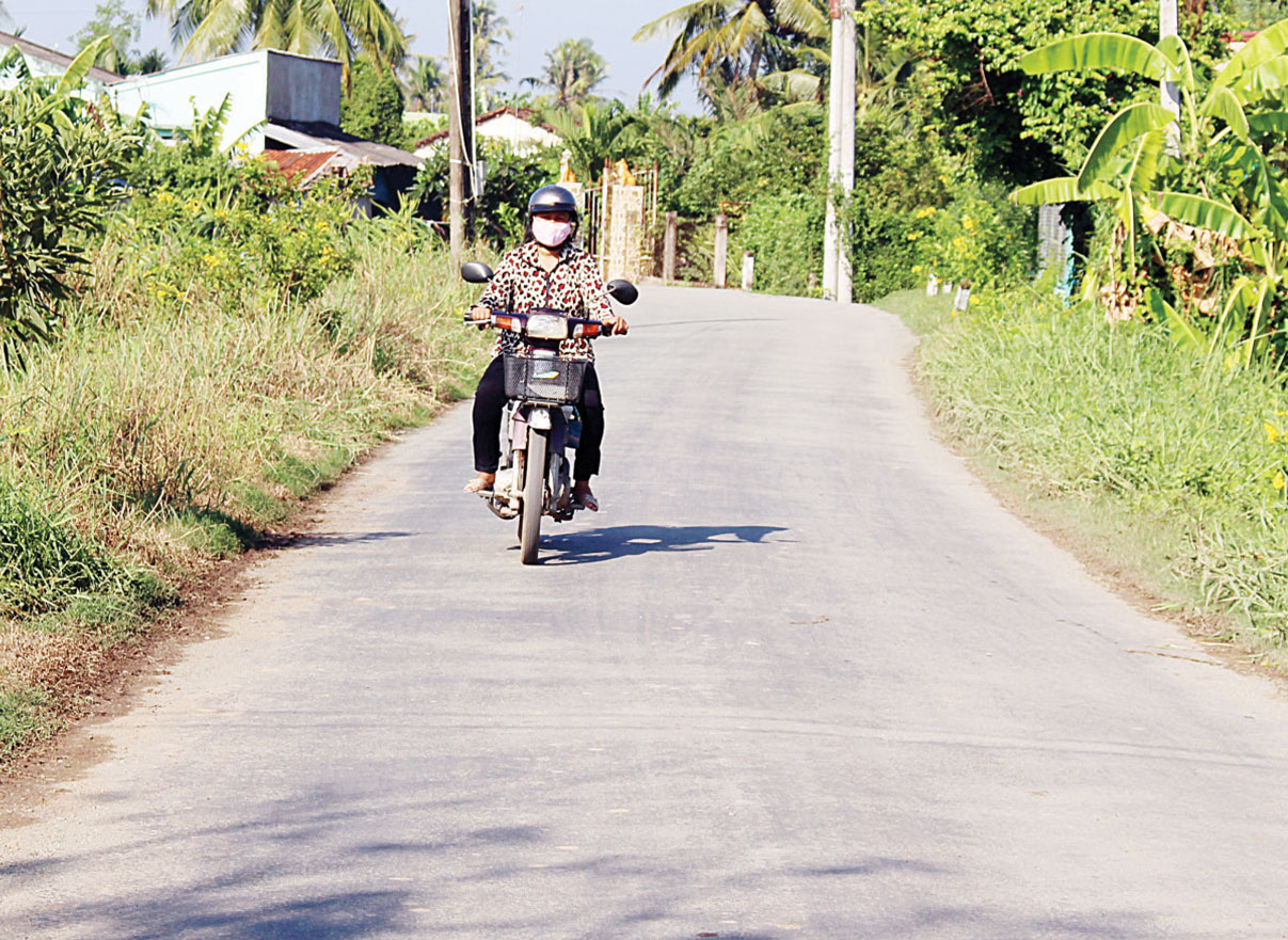 Nhiều tuyến đường giao thông nông thôn liên ấp, xã ở Hòa Phú được láng nhựa