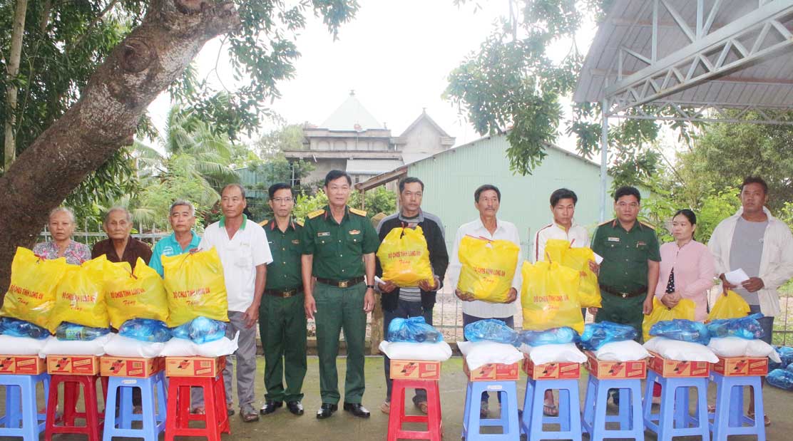 Đại tá Nguyễn Tấn Đảo - Phó Chính ủy Bộ CHQS tỉnh tặng quà cho hộ gia đình Việt kiều Campuchia