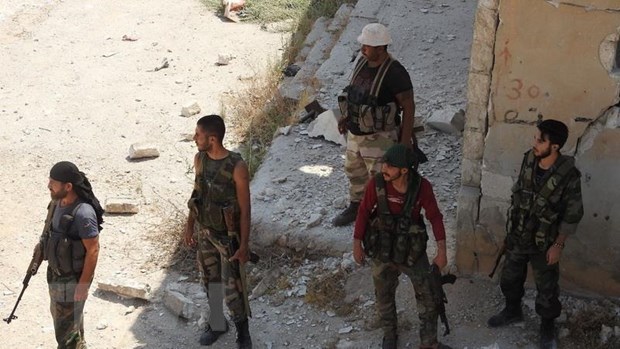 Syria: Các vụ không kích đã ngừng tại Idlib sau lệnh ngừng bắn Binh sỹ quân đội Syria trong chiến dịch chống phiến quân tại tỉnh Iblib, Tây Bắc Syria ngày 15/8 vừa qua. (Ảnh: THX/TTXVN)