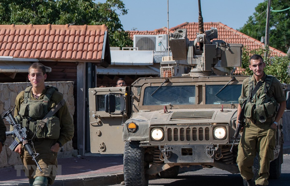 Binh sỹ Israel tuần tra tại thị trấn miền Bắc Avivim, giáp giới với Liban. (Ảnh: THX/TTXVN)