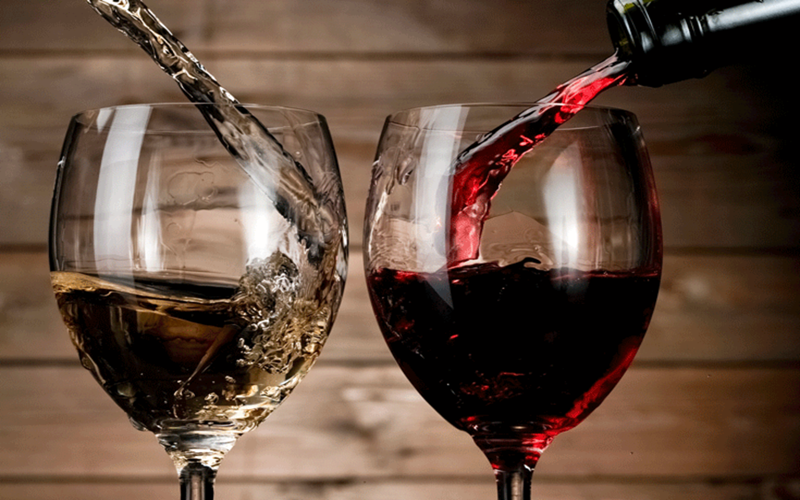 Rượu: Theo một số nghiên cứu, thức uống phổ biến nhất có thể gây dị ứng chính là rượu vang đỏ và trắng. Rất ít người biết rằng bản thân rượu vang được làm từ nho lên men chứa nhiều sulfites nếu sử dụng nhiều có thể khiến người dùng bị lên cơn hen nghiêm trọng.