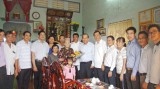 Phó Thủ tướng Thường trực Chính phủ - Trương Hòa Bình thăm và tặng quà mẹ VNAH tại Cần Giuộc