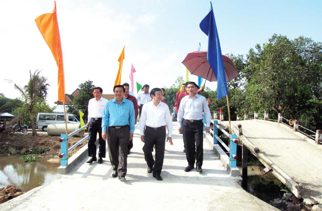 Nguyên Chủ tịch nước - Trương Tấn Sang cùng lãnh đạo tỉnh dự lễ khánh thành cầu giao thông nông thôn tại huyện Đức Huệ