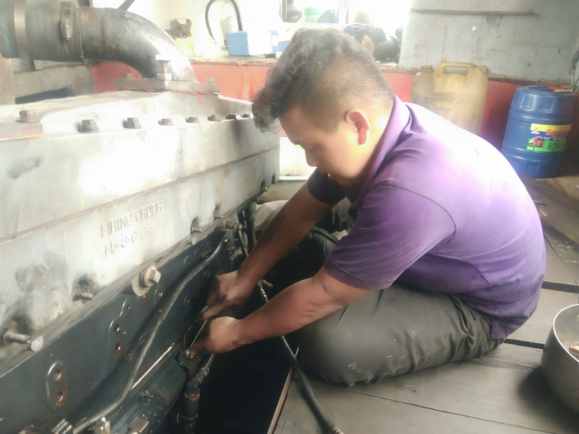 Với công việc của một thợ sửa máy tàu thủy, bình quân mỗi tháng, Nguyễn Văn Thái có thu nhập khoảng 9 triệu đồng