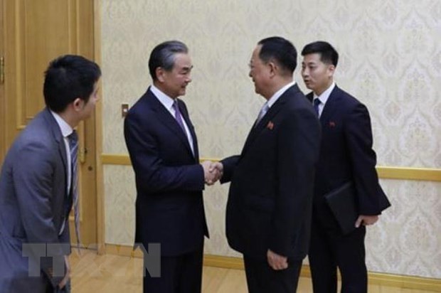 Ngoại trưởng Triều Tiên Ri Yong-ho (phải, phía trước) trong cuộc gặp người đồng nhiệm Trung Quốc Vương Nghị tại Bình Nhưỡng ngày 2/9 vừa qua. (Ảnh: Yonhap/TTXVN