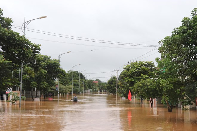 Đường phố thị trấn Lao Bảo, Hướng Hóa, Quảng Trị bị ngập lụt. (Ảnh: Nguyên Lý/TTXVN)