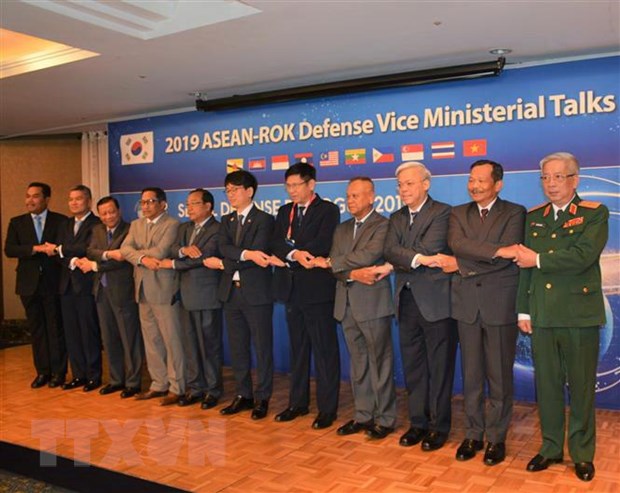 Các quan chức 10 nước thành viên ASEAN và Hàn Quốc. (Nguồn: TTXVN)
