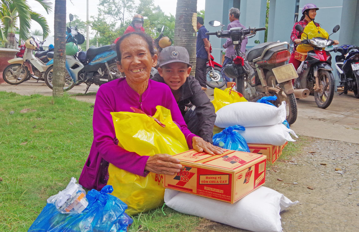 Hành trình khám, chữa bệnh cho người dân biên giới Việt kiều nghèo trên tuyến biên giới Tân Hưng, Vĩnh Hưng vui mừng khi được tặng quà