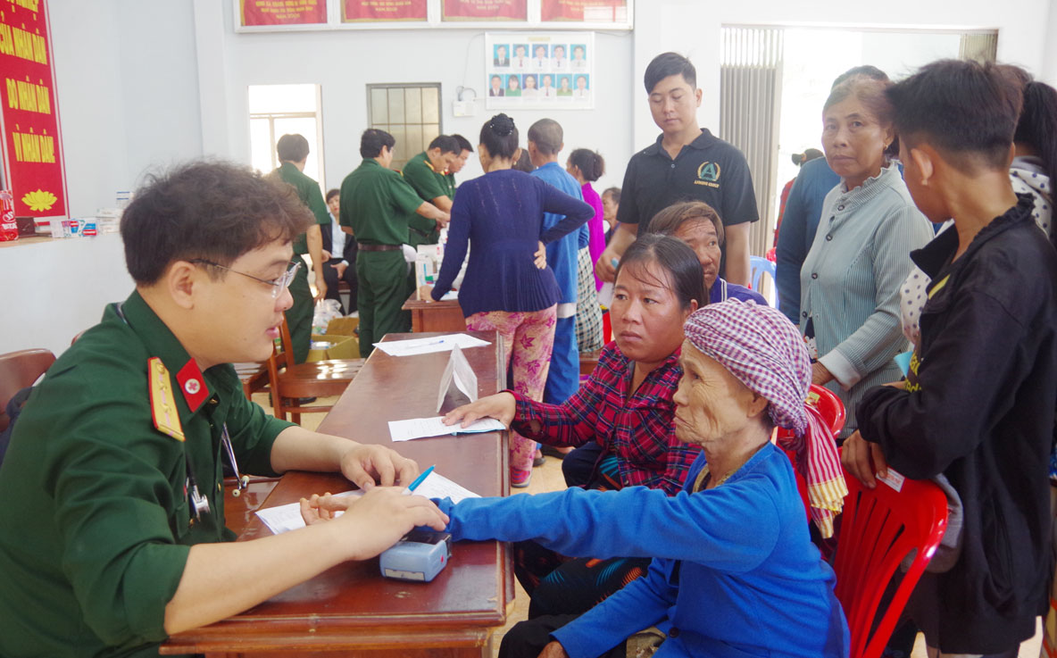 Đoàn y, bác sĩ Bộ Chỉ huy Quân sự tỉnh khám bệnh cho Việt kiều Campuchia nghèo