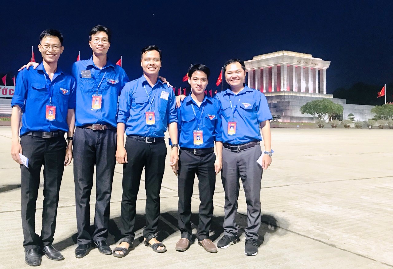 Đoàn đảng viên trẻ tiêu biểu học tập và làm theo Bác năm 2019 của tỉnh Long An đến thăm Lăng Bác