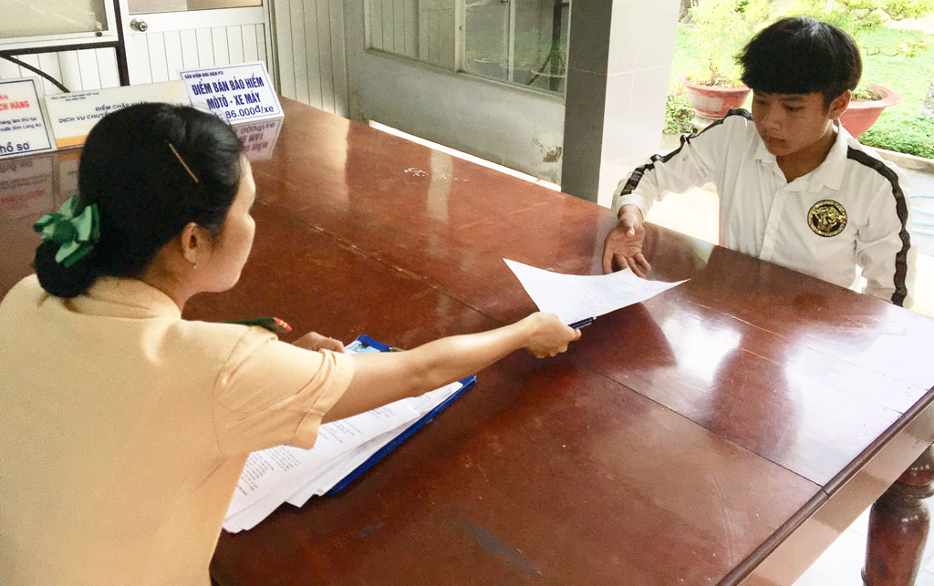 Trao quyết định xử phạt cho đối tượng Nguyễn Anh Tuấn