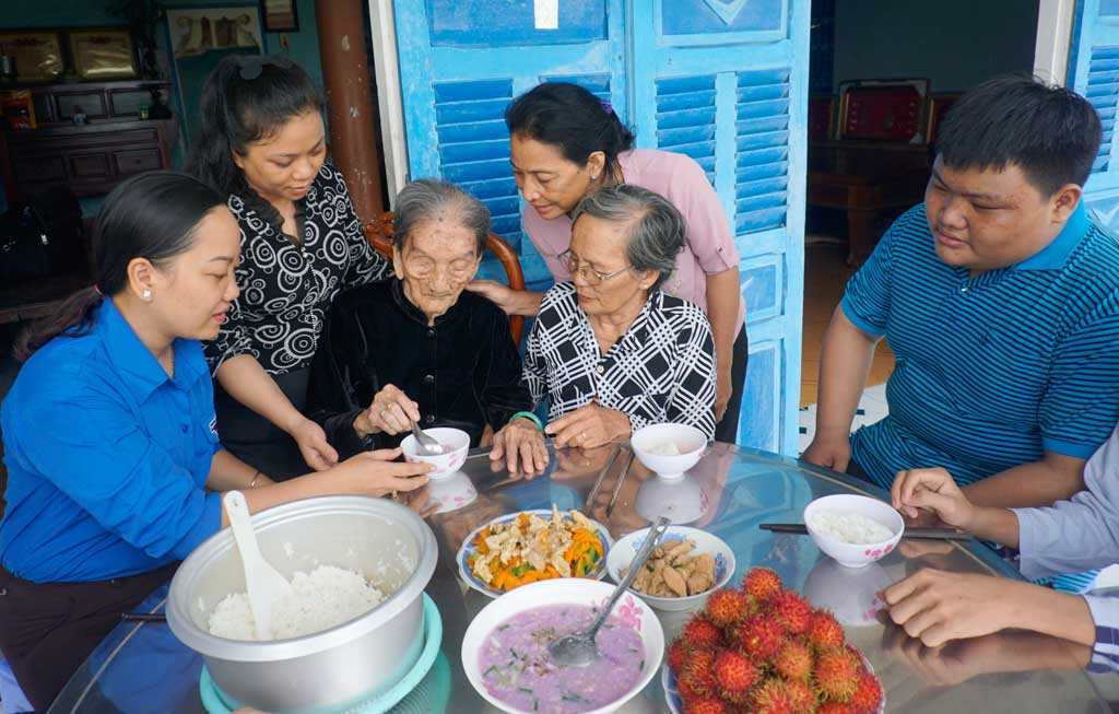 Các cơ sở  Đoàn tổ chức bữa cơm nghĩa tình tại nhà các Mẹ Việt Nam Anh hùng còn sống trên địa bàn huyện.
