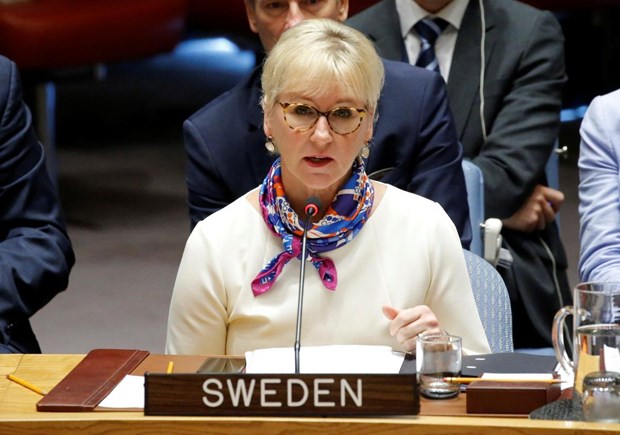 Ngoại trưởng Thụy Điển Margot Wallstrom. (Nguồn: Reuters) Ngày 6/9, Ngoại trưởng Thụy Điển Margot Wallstrom thông báo quyết định từ chức.  Trên trang mạng xã hội Twitter, bà Wallstrom chia sẻ lý do cho quyết định này là vì bà muốn dành nhiều thời gian hơn cho gia đình. Bà cho biết đã bày tỏ nguyện vọng rời khỏi chức vụ Ngoại trưởng với Thủ tướng Stefan Lofven.  Bà Wallstrom là một nhà ngoại giao kỳ cựu, từng kinh qua nhiều chức vụ. Năm 17 tuổi, bà đã trở thành thành viên sáng lập tổ chức thanh niên của đảng Dân chủ xã hội. Khoảng 8 năm sau đó, bà được bầu vào Quốc hội.  Bước vào tuổi 34, bà nắm giữ chức Bộ trưởng Quản lý công. Từ năm 1988 đến 1998, nữ chính khách này liên tiếp lãnh đạo Bộ Văn hóa và Bộ Vấn đề xã hội. Năm 1999, Chính phủ Thụy Điển cử bà đến Brussels làm ủy viên Ủy ban châu Âu về môi trường.  [Ngoại trưởng Thụy Điển thông báo kết quả làm việc với Triều Tiên]  Vào năm 2010, bà trở thành đại diện đặc biệt đầu tiên của Liên hợp quốc chống bạo lực tình dục trong chiến tranh. Bà quay trở về Thụy Điển vào năm 2014 và giữ cương vị người đứng đầu Bộ Ngoại giao từ đó tới nay./.   (TTXVN/