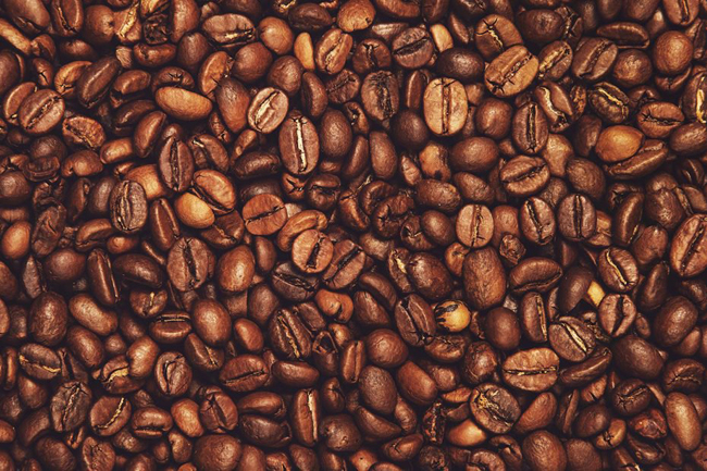 Caffeine: Một nghiên cứu cho thấy sử dụng caffeine mỗi ngày giúp giảm nguy cơ mắc bệnh Alzheimer và chứng suy giảm trí nhớ. Vì vậy, bạn không phải ngần ngại khi uống thêm một li cà phê hay ăn thêm một thanh chocolate. Tuy nhiên, hãy sử dụng ở mức độ vừa phải.