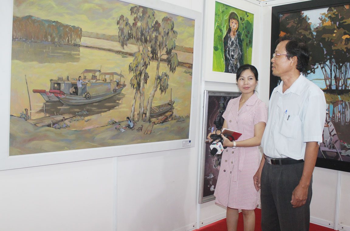 Họa sĩ Nguyễn Văn Tâm giới thiệu các tác phẩm của Long An tham gia triển lãm