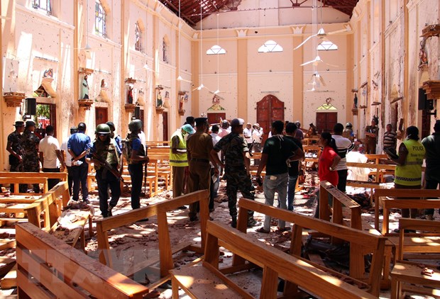 Lực lượng an ninh điều tra tại hiện trường vụ đánh bom ở Colombo. (Ảnh: AFP/TTXVN)
