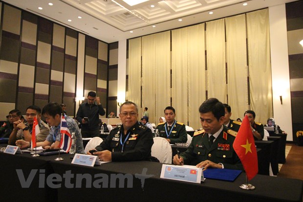 Thiếu tướng Hoàng Kim Phụng ký tuyên bố chung Hội nghị APCN lần thứ 7 tại Malaysia. (Ảnh: Hà Ngọc-Hoàng Nhương/Vietnam+)