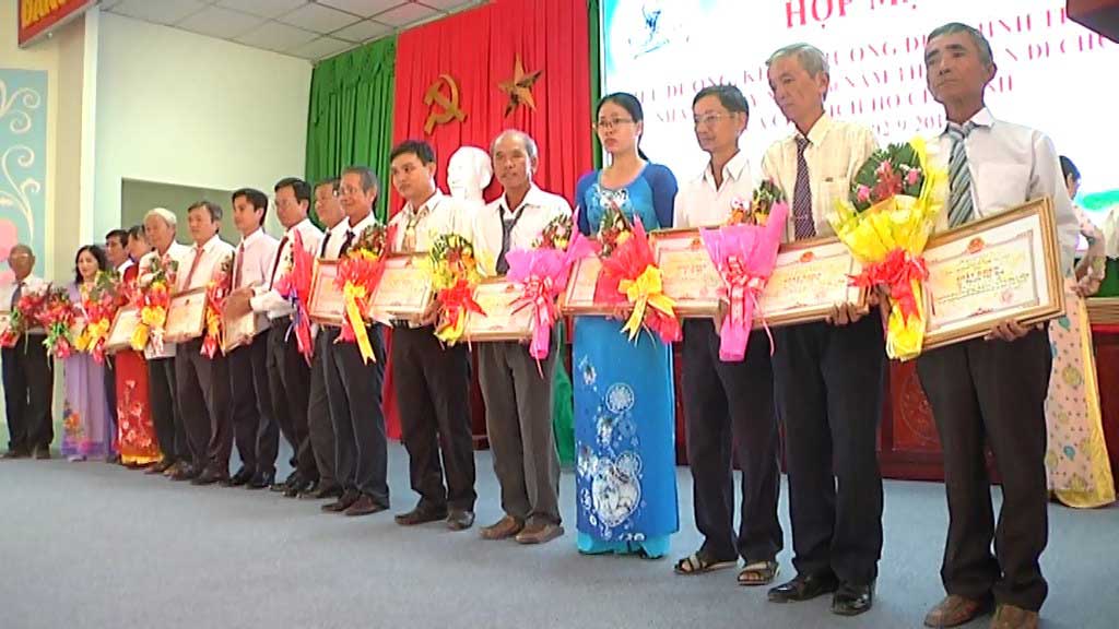 Lãnh đạo huyện tặng hoa và giấy khen cho các tập thể, cá nhân có thành tích xuất sắc trong học tập và làm theo tư tưởng, đạo dức phong cách Hồ Chí Minh giai đoạn 2018-2019