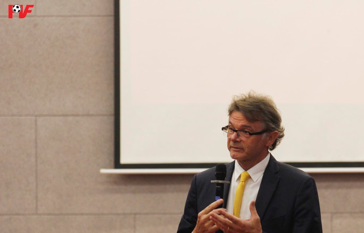 HLV Philippe Troussier được bổ nhiệm làm huấn luyện viên trưởng U18 Việt Nam. (Ảnh: PVF)