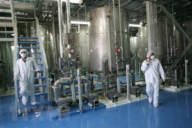 Nhân viên kỹ thuật kiểm tra tại cơ sở làm giàu urani ở Isfahan, miền Trung Iran ngày 9/8/2005. (Nguồn: AFP/TTXVN)
