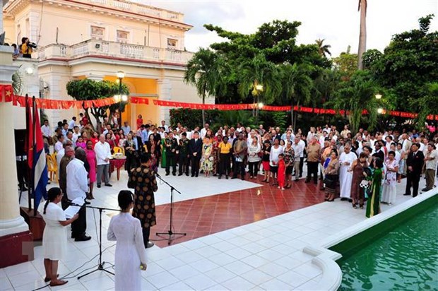 Gần 500 khách mời, bạn bè Cuba tới chia vui trong Tết Độc lập của Việt Nam. (Ảnh: Vũ Hà/TTXVN)