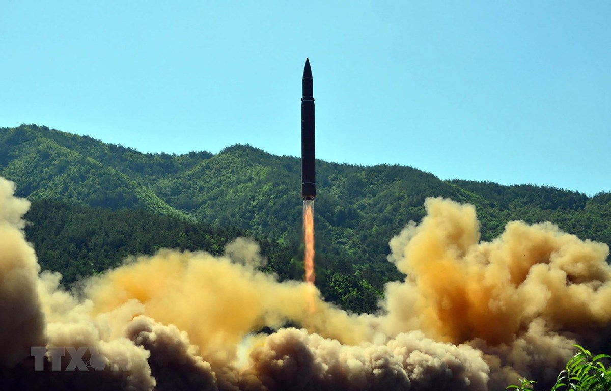 Vụ thử tên lửa đạn đạo liên lục địa Hwasong-14 của Triều Tiên tại một địa điểm bí mật, ngày 4/7/2019. (Ảnh: AFP/TTXVN)