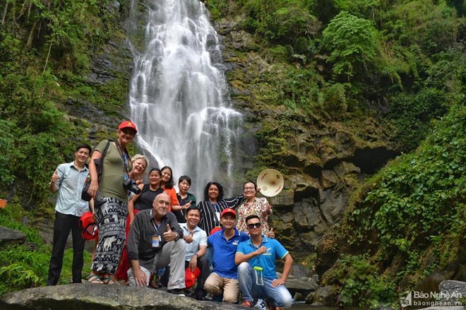 Nghe An leaves deep impression on foreign tourism reporters The delegation in Khe Kem waterfall in Nghe An's Con Cuong district (Photo: baonghean.vn)