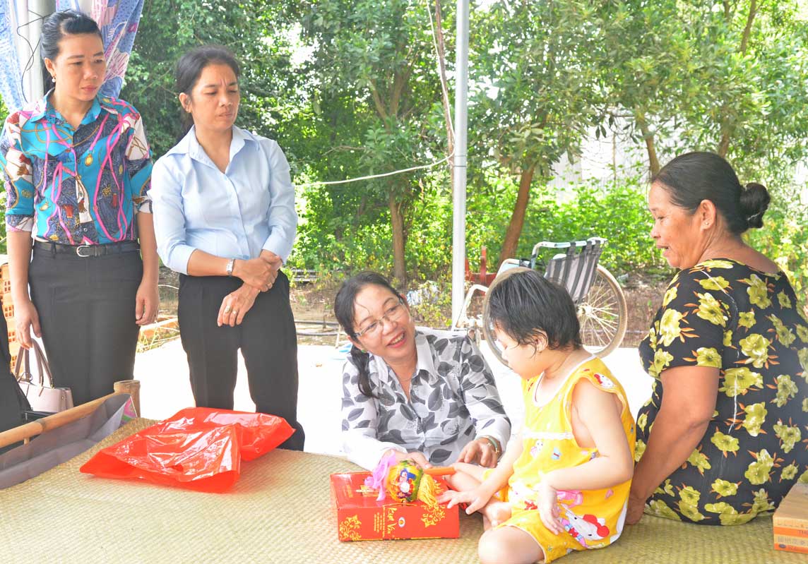 Thăm và tặng quà Trung thu cho trẻ khuyết tật đặc biệt nặng